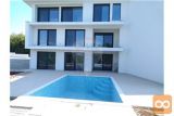 Apartma Z Bazenom In Vrtom, Le 350m Od Plaže